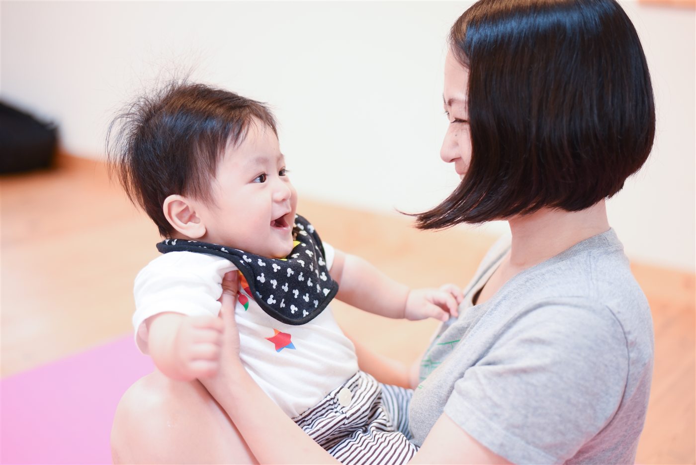 赤ちゃんと笑顔で見つめ合うお母さん